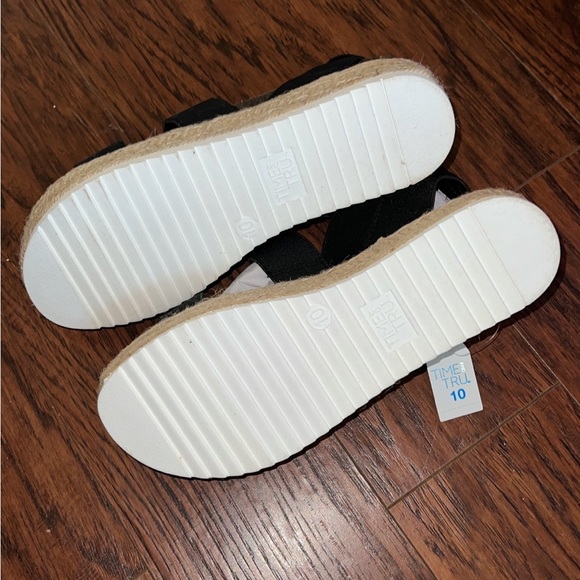 Low platform 
Black stretch straps
New with tags - Picture 3 of 3